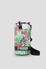 Załaduj obraz do przeglądarki galerii, Model Front: Feelfree Sac De Plage Dry Tube 1,5L Tropical Harmony Mint