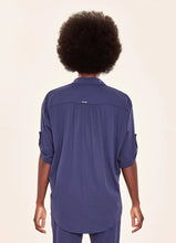 Załaduj obraz do przeglądarki galerii, Model Back: Uv Line Chemise Shirt Copa Navy Blue Upf50+