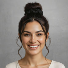 Załaduj obraz do przeglądarki galerii, Model Front: Rio De Sol Chouchou Nero Scrunchie