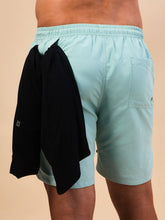 Załaduj obraz do przeglądarki galerii, Model Back: Uv Line Bermuda / Short Pour Homme Shorts Acqua Boxer Indigo Upf50+