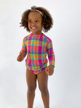 Załaduj obraz do przeglądarki galerii, Model Front: Rio De Sol T-Shirt Tulip-Garden Rash-Guard Kids