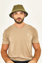 Załaduj obraz do przeglądarki galerii, Model Front: Uv Line Bob Hat Toronto Colors Masc Military Green Upf50+