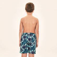 Załaduj obraz do przeglądarki galerii, Model Back: Uv Line Maillot De Bain Garçon Shorts Aqua Hibiscus Kids Upf50+