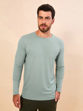 Załaduj obraz do przeglądarki galerii, Model Front: Uv Line T-Shirt Longsleeve New Fit Masc Verde Agua Upf50+