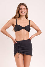 Załaduj obraz do przeglądarki galerii, Model Front: Rio De Sol Jupe De Page Black Mini Skirt Ruched