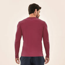 Załaduj obraz do przeglądarki galerii, Model Back: Uv Line T-Shirt Longsleeve Uvpro Masc Vermelho Queimado Upf50+