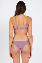 Załaduj obraz do przeglądarki galerii, Model Back: Rio De Sol Ensemble Set Shimmer-Harmonia Bandeau-Knot Essential