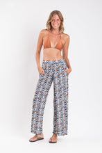 Załaduj obraz do przeglądarki galerii, Model Front: Rio De Sol Pantalon De Plage Ikat Wide Pants