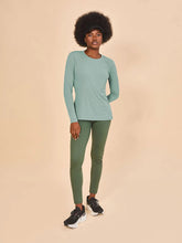 Załaduj obraz do przeglądarki galerii, Model Front: Uv Line T-Shirt Longsleeve Fem New Fit Verde Agua Upf50+