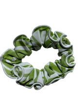 Załaduj obraz do przeglądarki galerii, Product Front: Rio De Sol Chouchou Palms Scrunchie