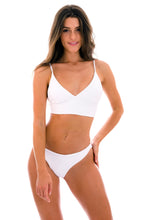 Załaduj obraz do przeglądarki galerii, Model Front: Rio De Sol Ensemble Set Cotele-Branco Tri-Tank Comfy