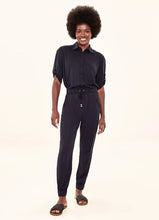 Załaduj obraz do przeglądarki galerii, Model Front: Uv Line Pantalon De Plage Pants Fem Basic Black Upf50+