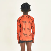 Załaduj obraz do przeglądarki galerii, Model Back: Uv Line T-Shirt Longsleeve Acqua Zebra Inf Upf50+