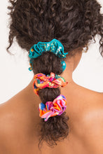 Załaduj obraz do przeglądarki galerii, Image 04: Rio De Sol Chouchou Rain Scrunchie