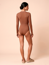 Załaduj obraz do przeglądarki galerii, Model Back: Uv Line Une Pièce Long Sleeve Swimsuit Macae Brown Upf50+