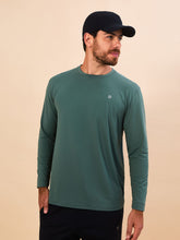 Załaduj obraz do przeglądarki galerii, Model Front: Uv Line T-Shirt Longsleeve New Fit Textura Masc Verde Jade Upf50+