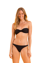 Załaduj obraz do przeglądarki galerii, Model Front: Rio De Sol Ensemble Set Bora-Black Bandeau-Joy Leblon