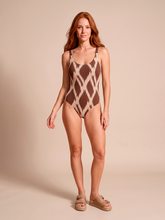 Załaduj obraz do przeglądarki galerii, Model Front: Uv Line Une Pièce Swimsuit Ibiza Diamond Upf50+
