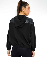 Załaduj obraz do przeglądarki galerii, Model Back: Alto Giro Fitness Haut Jaqueta Tecnospan Recortes Preto