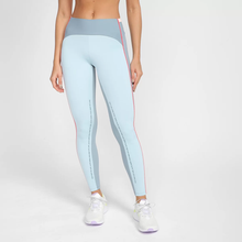 Załaduj obraz do przeglądarki galerii, Model Front: Alto Giro Fitness Bas Legging Blackout Bio Recortes Cinza Lead