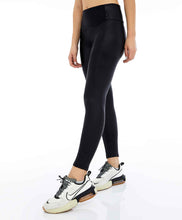 Załaduj obraz do przeglądarki galerii, Model Front: Alto Giro Fitness Bas Legging Couro Com Recorte Rebatidos Preto