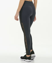 Załaduj obraz do przeglądarki galerii, Model Back: Alto Giro Fitness Bas Legging Hyper Bordado Lateral Preto