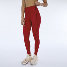 Załaduj obraz do przeglądarki galerii, Model Front: Alto Giro Fitness Bas Legging Hyper Recortes Atlanta Vermelho Haute Red