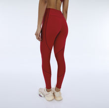 Załaduj obraz do przeglądarki galerii, Model Back: Alto Giro Fitness Bas Legging Hyper Recortes Atlanta Vermelho Haute Red