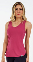 Załaduj obraz do przeglądarki galerii, Model Front: Alto Giro Fitness Haut Regata Skin Fit Alongada Gola V Rosa