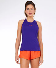 Załaduj obraz do przeglądarki galerii, Model Front: Alto Giro Fitness Haut Regata Skin Fit Costas Nadador Roxo Eletric