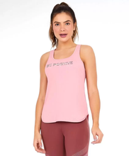 Załaduj obraz do przeglądarki galerii, Model Front: Alto Giro Fitness Haut Regata Skin Fit Inspiracional Rosa Icing