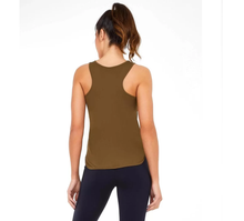 Załaduj obraz do przeglądarki galerii, Model Back: Alto Giro Fitness Haut Regata Skin Fit Inspiracional Verde Olive