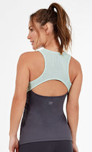 Załaduj obraz do przeglądarki galerii, Model Back: Alto Giro Fitness Haut Regata Skin Fit Recorte Frente
