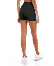 Załaduj obraz do przeglądarki galerii, Model Back: Alto Giro Fitness Bas Shorts Blackout Soft Preto