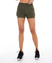 Załaduj obraz do przeglądarki galerii, Model Front: Alto Giro Fitness Bas Shorts Tecnospan Abertura Lateral Verde Militar