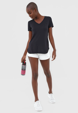 Załaduj obraz do przeglądarki galerii, Image 04: Alto Giro Fitness Haut T-Shirt Skin Fit Alongada Gola V Preto