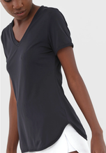 Załaduj obraz do przeglądarki galerii, Image 05: Alto Giro Fitness Haut T-Shirt Skin Fit Alongada Gola V Preto