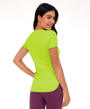 Załaduj obraz do przeglądarki galerii, Model Back: Alto Giro Fitness Haut T-Shirt Skin Fit Alongada Gola V Verde Acidlime