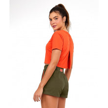 Załaduj obraz do przeglądarki galerii, Model Back: Alto Giro Fitness Haut T-Shirt Skin Fit Cropped 1983 Laranja Pitanga