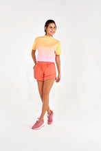 Załaduj obraz do przeglądarki galerii, Model Front: Alto Giro Fitness Haut T-Shirt Sunset Amarelo Amber