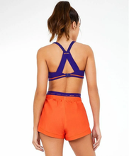 Załaduj obraz do przeglądarki galerii, Model Back: Alto Giro Fitness Haut Top Blackout Ii Recorte Costas Fusionado Roxo Eletric