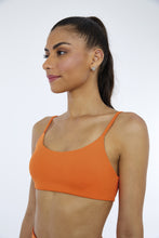 Załaduj obraz do przeglądarki galerii, Model Front: Alto Giro Fitness Haut Top Hyper Costas Decotada Laranja Orangeade
