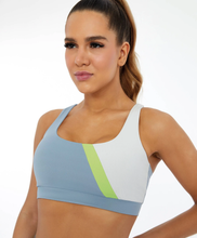 Załaduj obraz do przeglądarki galerii, Model Front: Alto Giro Fitness Haut Top Hyper Recorte Diagonal E Refletivo Cinza Wind