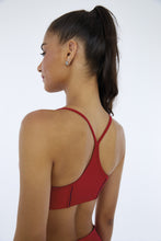 Załaduj obraz do przeglądarki galerii, Model Back: Alto Giro Fitness Haut Top Hyper Recortes Atlanta Vermelho Haute Red