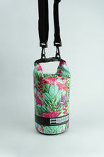 Załaduj obraz do przeglądarki galerii, Model Back: Feelfree Sac De Plage Dry Tube 1,5L Tropical Harmony Mint