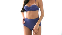 Załaduj i odtwarzaj film w przeglądarce Gallery, Video: Rio De Sol Bas Calcinha Radiante Azul Marinho Hot Pant