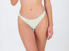 Załaduj obraz do przeglądarki galerii, Model Front: Rio De Sol Bas Bottom Off-White Essential-Comfy