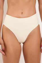 Załaduj obraz do przeglądarki galerii, Gallery: Rio De Sol Bas Bottom Off-White Hotpants
