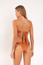 Załaduj obraz do przeglądarki galerii, Model Back: Rio De Sol Bas Bottom Shimmer-Nocciola Leblon