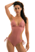 Załaduj obraz do przeglądarki galerii, Model Front: Rio De Sol Une Pièce Callas Trikini